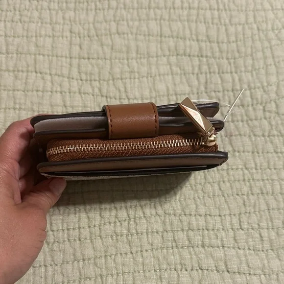 NWT Michael Kors Tan and Cream Logo Snap Card Case - Picture 3 of 10